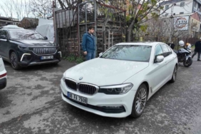 Lüks araçla çıkışı kapattı, cuma çıkışında tepkiye neden oldu