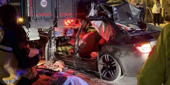 Lüks otomobil kamyona ok gibi saplandı: 1 ölü, 2 yaralı