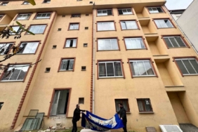 Mahsur kalan kedi için yatak taşıyıp battaniye gerdiler