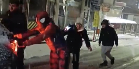 Mahsur kalan sürücüye örümcek adam desteği