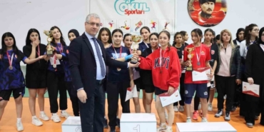 Malatya’da badminton ve futsal il şampiyonları kupalarını aldı