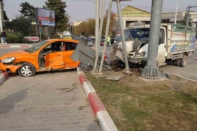 Malatya’da kamyonet ile ticari taksi çarpıştı: 2 yaralı