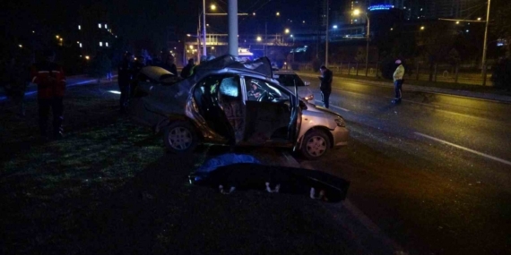 Malatya’da kontrolden çıkan araç trambüs direğine çarptı: 1 ölü 1 ağır yaralı