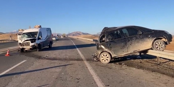 Malatya’da minibüs ile otomobil çarpıştı: 1’i ağır 3 yaralı