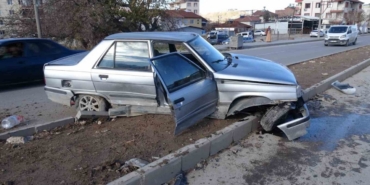 Malatya’da temizlik aracı ile çarpışan araç refüje çıktı