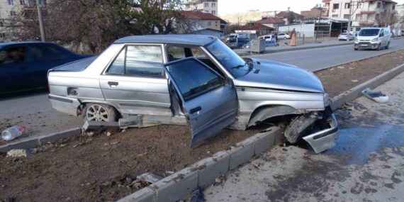 Malatya’da temizlik aracı ile çarpışan araç refüje çıktı