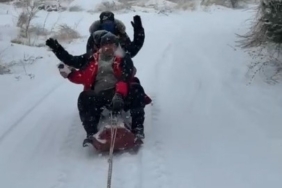 Malatya’da traktör arkasında karda ’sörf’