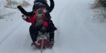 Malatya’da traktör arkasında karda ’sörf’
