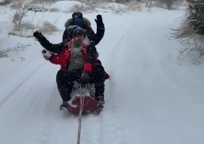 Malatya’da traktör arkasında karda ’sörf’