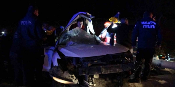Malatya’da trambüs direğine çarpan araç kağıt gibi dağıldı: 1’i ağır 2 yaralı