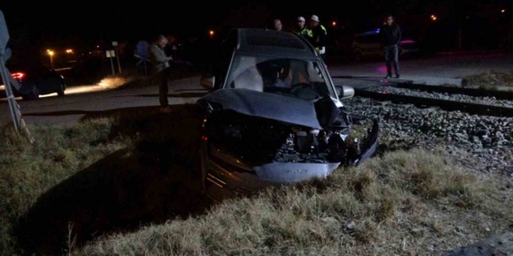 Malatya’da yük treni hemzemin geçitte otomobile çarptı: 5 yaralı