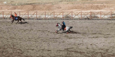 Malatya’nın Yazıhan ilçesinde ata sporu atlı cirit yaşatılıyor