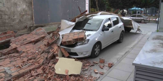 Maltepe’de inşaatın istinat duvarı arabanın üzerine yıkıldı