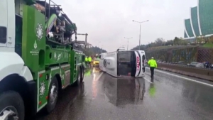 Maltepe’de servis minibüsü devrildi: 5 yaralı