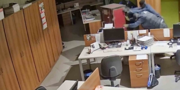 Manisa’da 2 milyon avroluk soygun kamerada: Çelik kasayı metrelerce sürüklediler