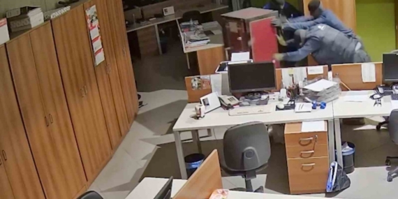 Manisa’da 2 milyon avroluk soygun kamerada: Çelik kasayı metrelerce sürüklediler