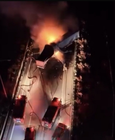 Manisa’da kaza yapan tırlar alev aldı