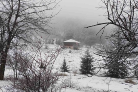 Manisa’nın yüksek kesimlerinde kartpostallık kar manzaraları