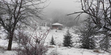 Manisa’nın yüksek kesimlerinde kartpostallık kar manzaraları