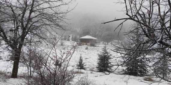 Manisa’nın yüksek kesimlerinde kartpostallık kar manzaraları