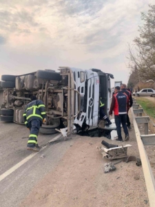Mardin’de devrilen akaryakıt yüklü tırın sürücüsü yaralandı