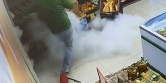 Markette ilginç anlar: Yangın tüpü yere düştü, çalışan panikle kaçtı