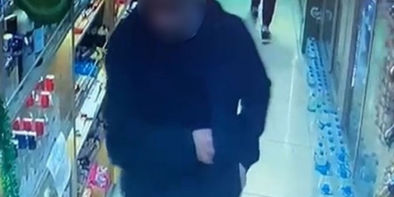 Marketten alkollü içecek çalan şahıs kameraya yakalandı
