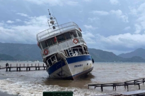 Marmaris’te iskeleye çarpan tekne karaya oturdu