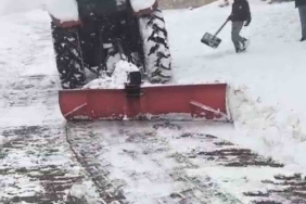 Mazıdağı’nda traktörlerin arkasına bağlanan aparatlarla kar temizleme çalışması yaptılar