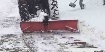 Mazıdağı’nda traktörlerin arkasına bağlanan aparatlarla kar temizleme çalışması yaptılar