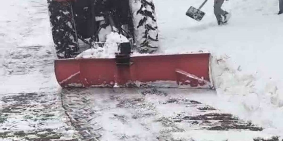 Mazıdağı’nda traktörlerin arkasına bağlanan aparatlarla kar temizleme çalışması yaptılar
