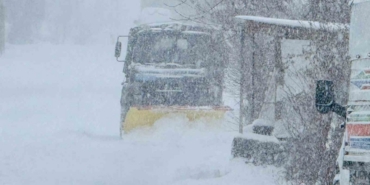 Mehmetçik karla kaplı yolları açtı