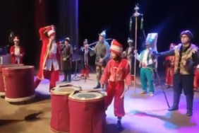 Mehteranda kösü düşmana vurur gibi vuran genç sosyal medyayı salladı