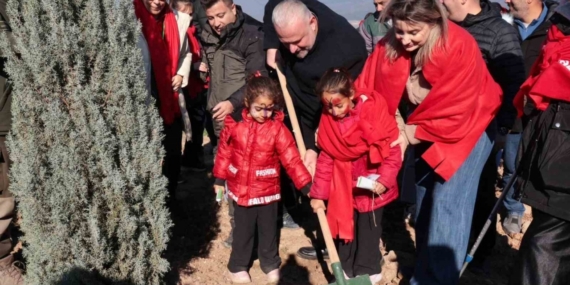 Menemen Belediyesi, ’yeni doğan bebekler’ için binlerce fidan dikti
