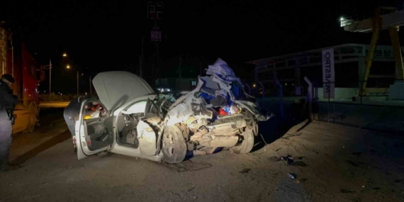 Menteşe’de tıra arkadan çarpan otomobil, hurda yığınına döndü: 1 ölü, 1 ağır yaralı