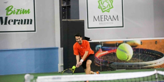 Meram’da aileler kortta buluşuyor