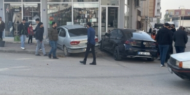 Merdiven basamakları otomobillerin işyerine dalmasını engelledi