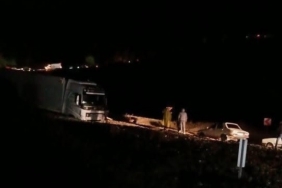 Mersin-Antalya arasında selle gelen mucurlar yolu kapattı