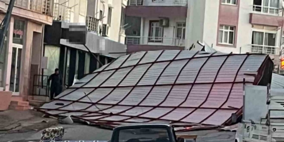 Mersin Mut’ta fırtına çatıyı uçurdu