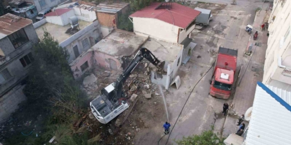 Mersin’de ağır hasarlı bina kontrollü şekilde yıkıldı