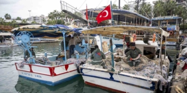 Mersin’de balıkçılara ekipman desteği sürüyor