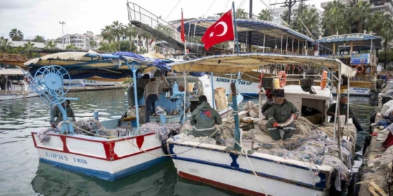 Mersin’de balıkçılara ekipman desteği sürüyor