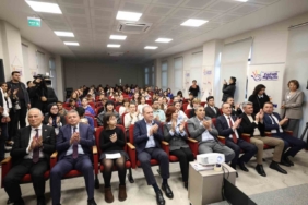 Mersin’de Çocuk Meclisi üyeleri sertifikalarını Başkan Seçer’den aldı