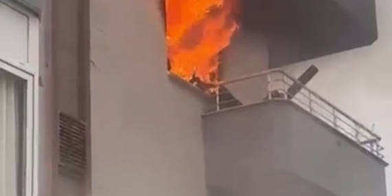 Mersin’de ev yangını alevler pencereden çıktı