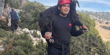 Mersin’de kayalıklarda mahsur kalan 2 keçi itfaiye ekiplerince kurtarıldı