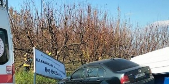 Mersin’de otomobil otobüs durağına çarptı: 2 yaralı