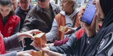 Mersin’de Regaip Kandilinde 15 bin kandil simidi dağıtıldı