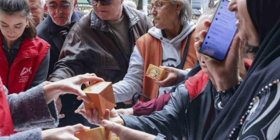 Mersin’de Regaip Kandilinde 15 bin kandil simidi dağıtıldı