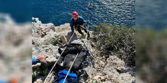 Mersin’de sarp kayalıklarda mahsur kalan keçi nefes kesen operasyonla kurtarıldı