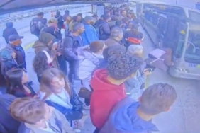 Metrobüs durağında dehşet anı: Bayılan kız metrobüsün önüne düştü